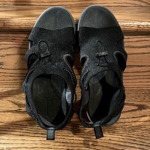 Khombu Lightweight Comfort Sandal Size 6